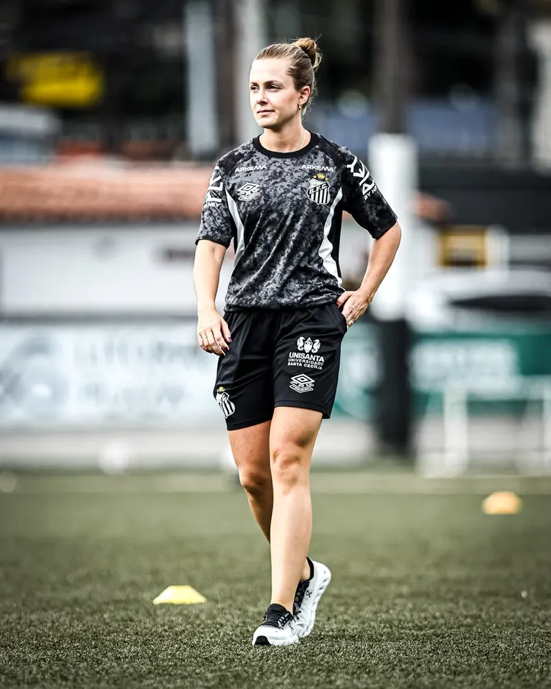 Dra. Mariana Paro de Arruda em campo, com o uniforme de treino do futebol feminino do Santos FC